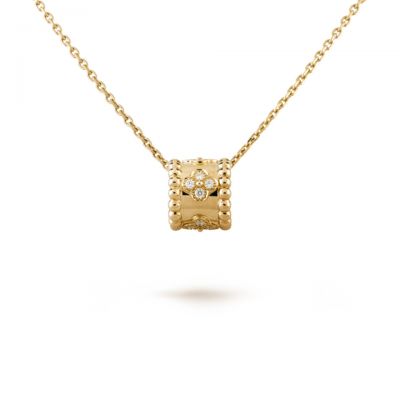 Van Cleef & Arpels Perlee Clovers Pendant Necklace Fake Yellow Gold Diamonds VCARO3YG00